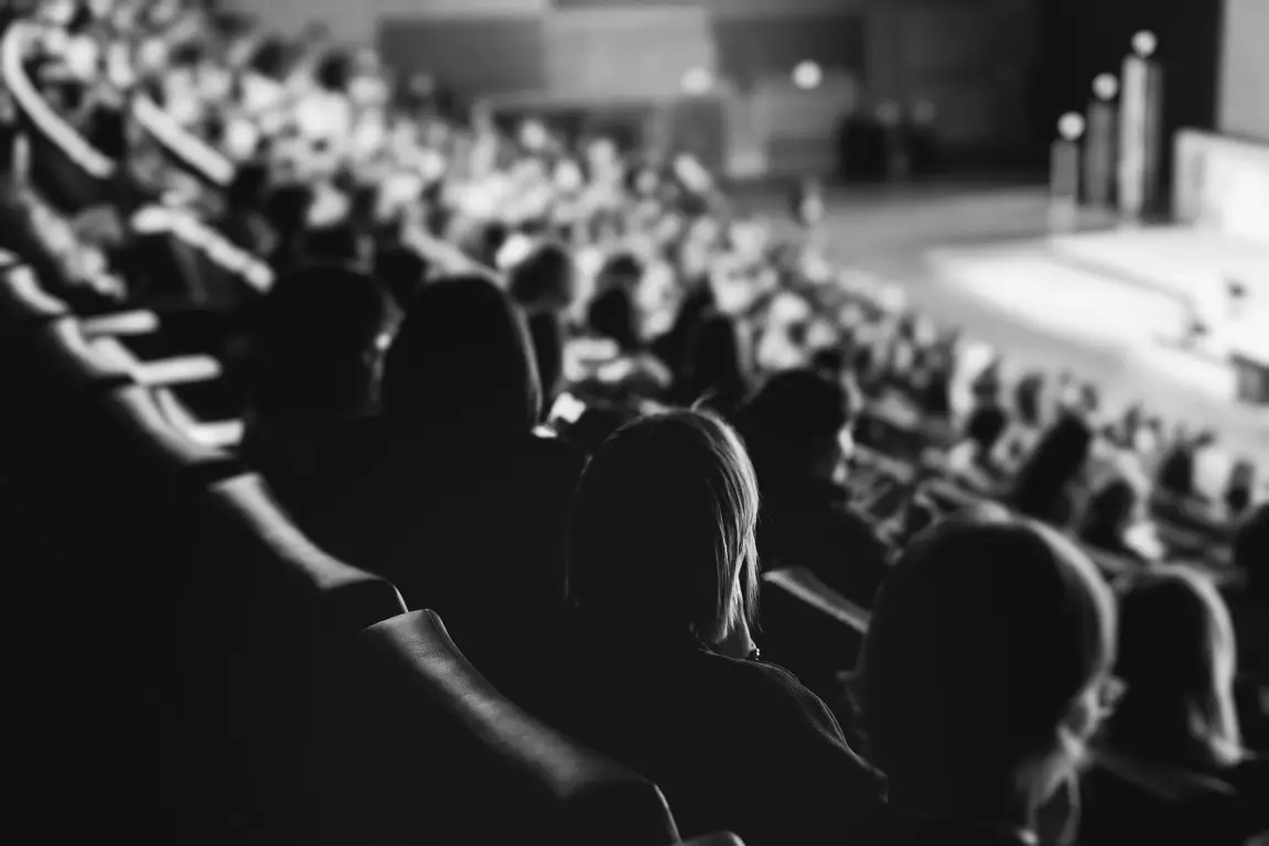 Como Conectar con Potenciales Clientes a través de Linkedin